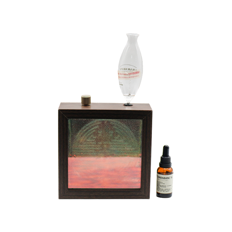 Aromatherapielamp met donker massief houten frame en etherische oliefles, lange levensduur, patroon met lange levensduur