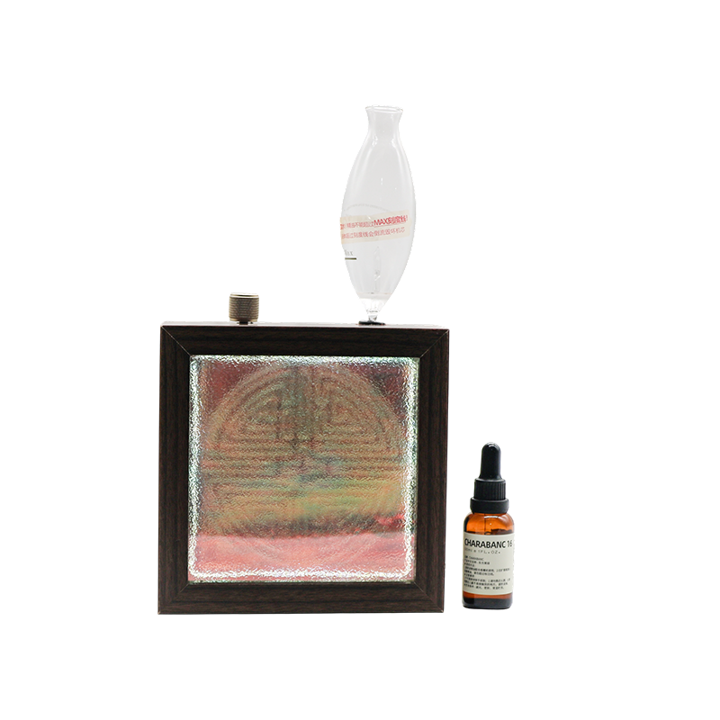 Aromatherapielamp met donker massief houten frame en etherische oliefles, lange levensduur, patroon met lange levensduur