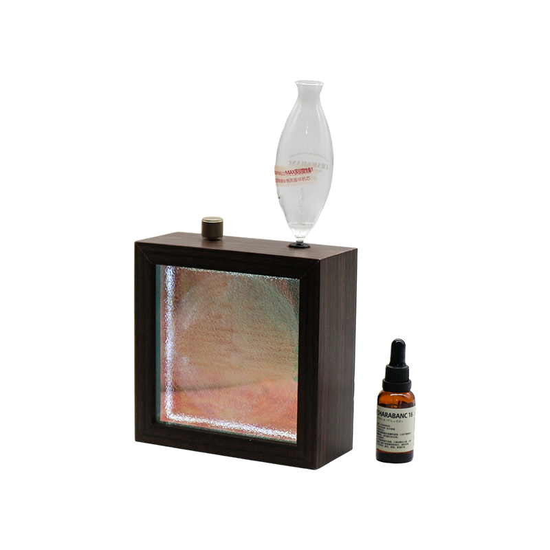 Aromatherapielamp met donker massief houten frame en etherische oliefles, lange levensduur, patroon met lange levensduur