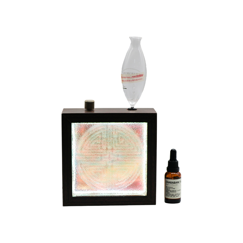 Aromatherapielamp met donker massief houten frame en etherische oliefles, lange levensduur, patroon met lange levensduur